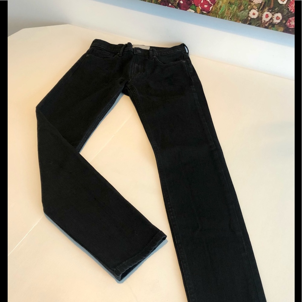 Skinny mid-rise black jeans.